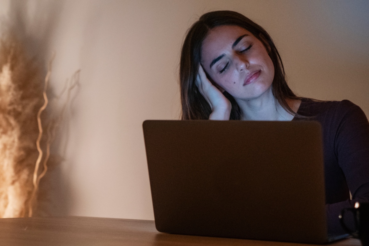 Professional experiencing burnout and stress leading to alcohol misuse, representing the need for luxury residential addiction treatment